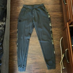 Under Armour Navy Green Camo Strip Joggers Like New